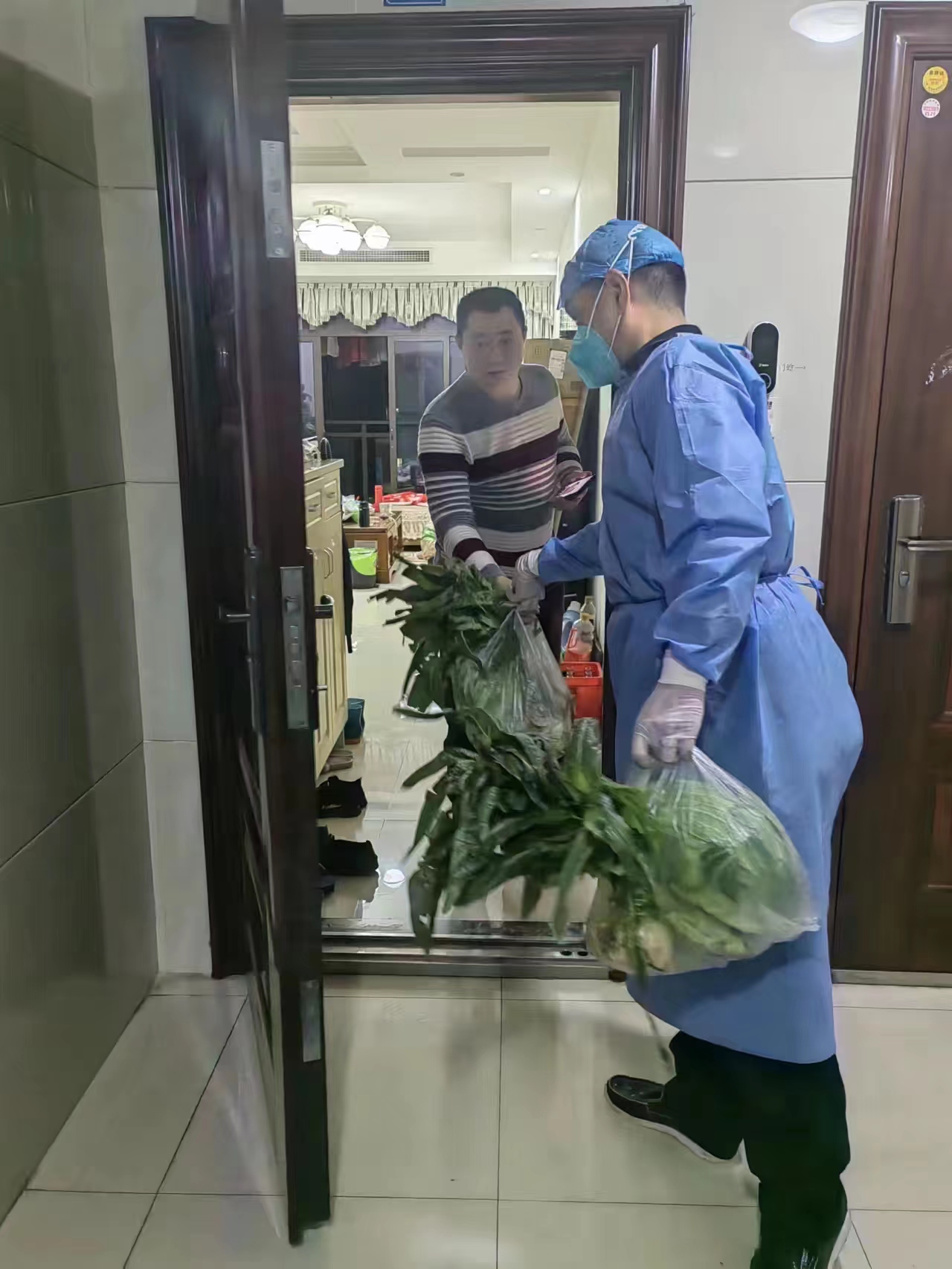 志愿者把爱心蔬菜送上门 渝北区回兴街道供图.jpg