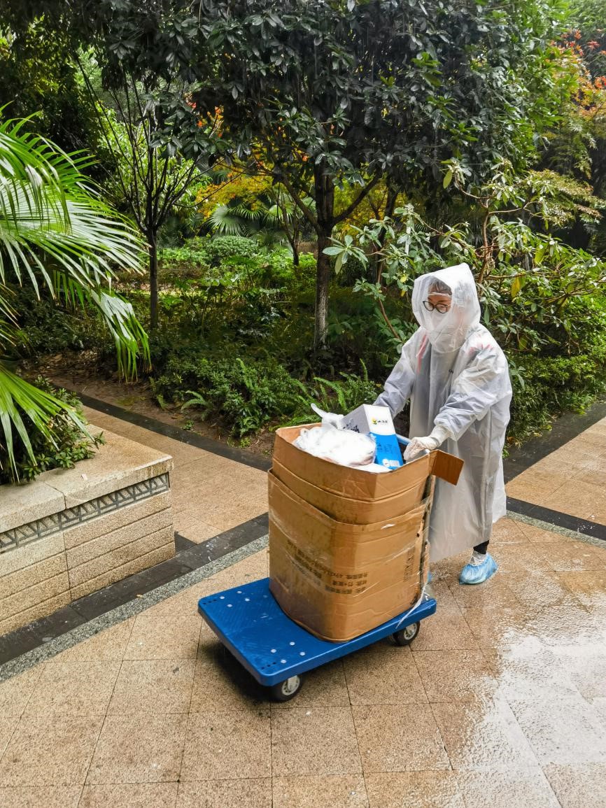 楼栋长黄玉洁搬运生活物资。通讯员 黄玉洁 摄 华龙网发