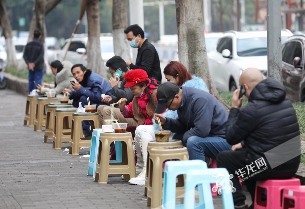 南岸区长江村，市民在街边吃起了小面。华龙网-新重庆客户端记者 张质 摄