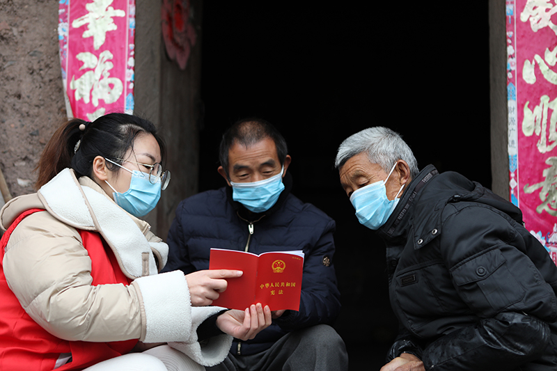 永川区青峰镇志愿者走进牌坊坝村等地，以入户走访的形式为村民宣传讲解宪法。市司法局供图