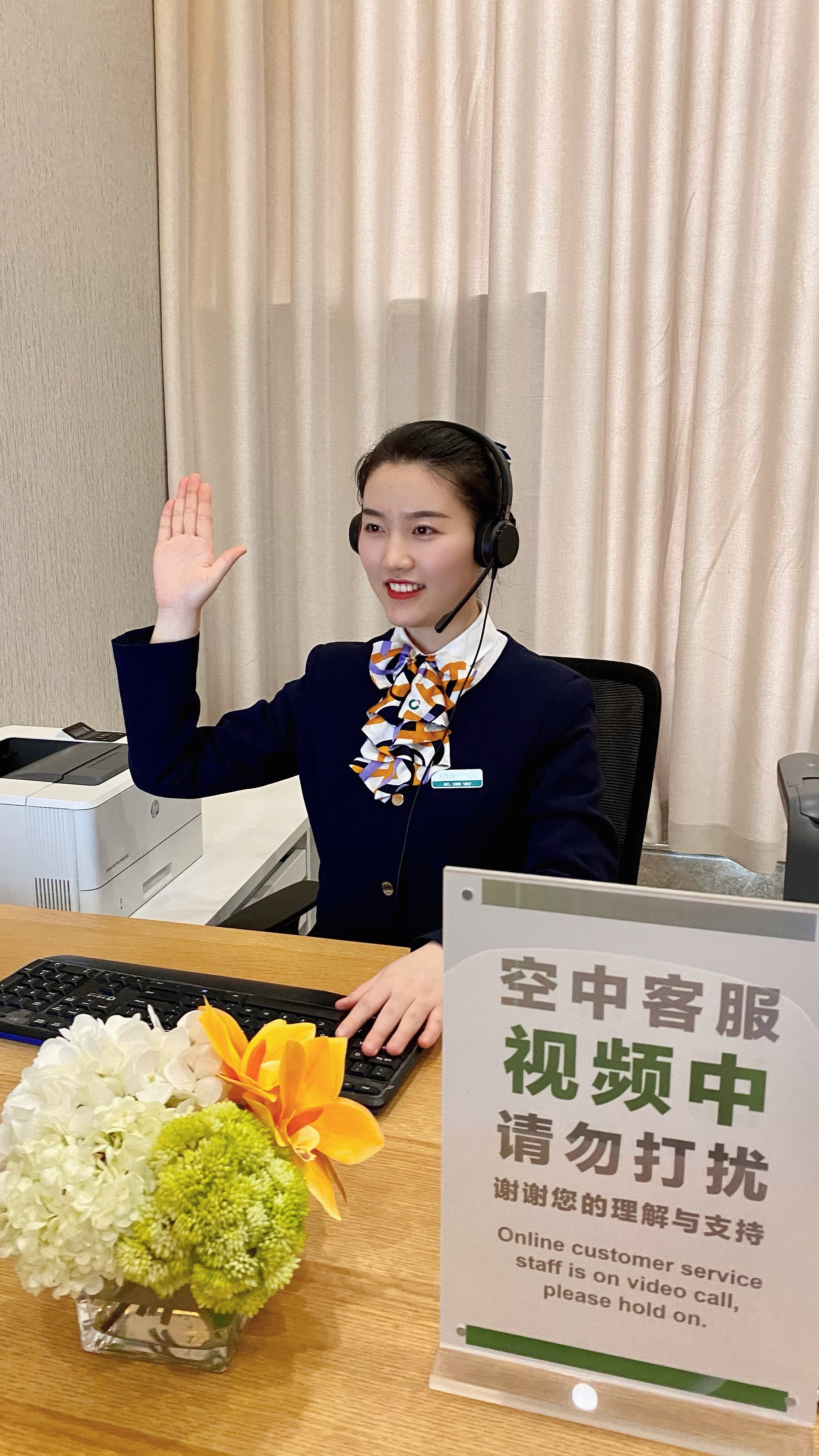 中国人寿重庆市分公司&rdquo;空中客服&ldquo;柜员正在与客户连线视频.png