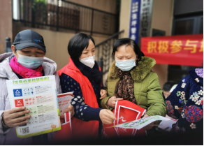 1辖区居民参与垃圾活动宣传。程方洁 摄
