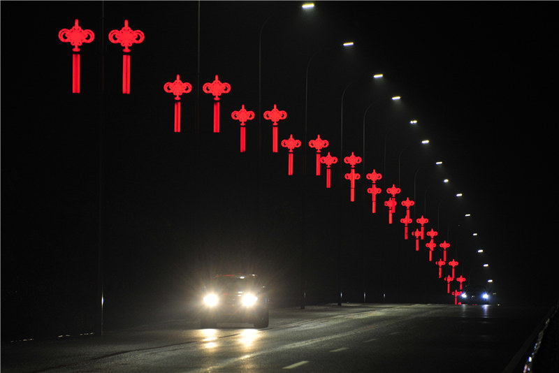 图为鹅西路的中国结灯饰。何乾健 摄