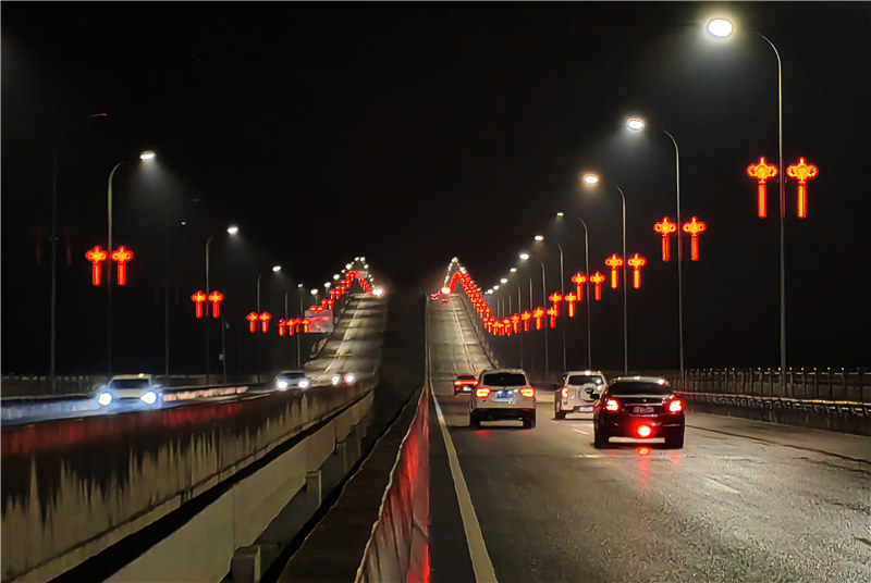 图为鹅西路的中国结灯饰。何乾健 摄