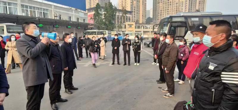 合川区“点对点”包车服务 首批外出务工人员赴广州返岗复工