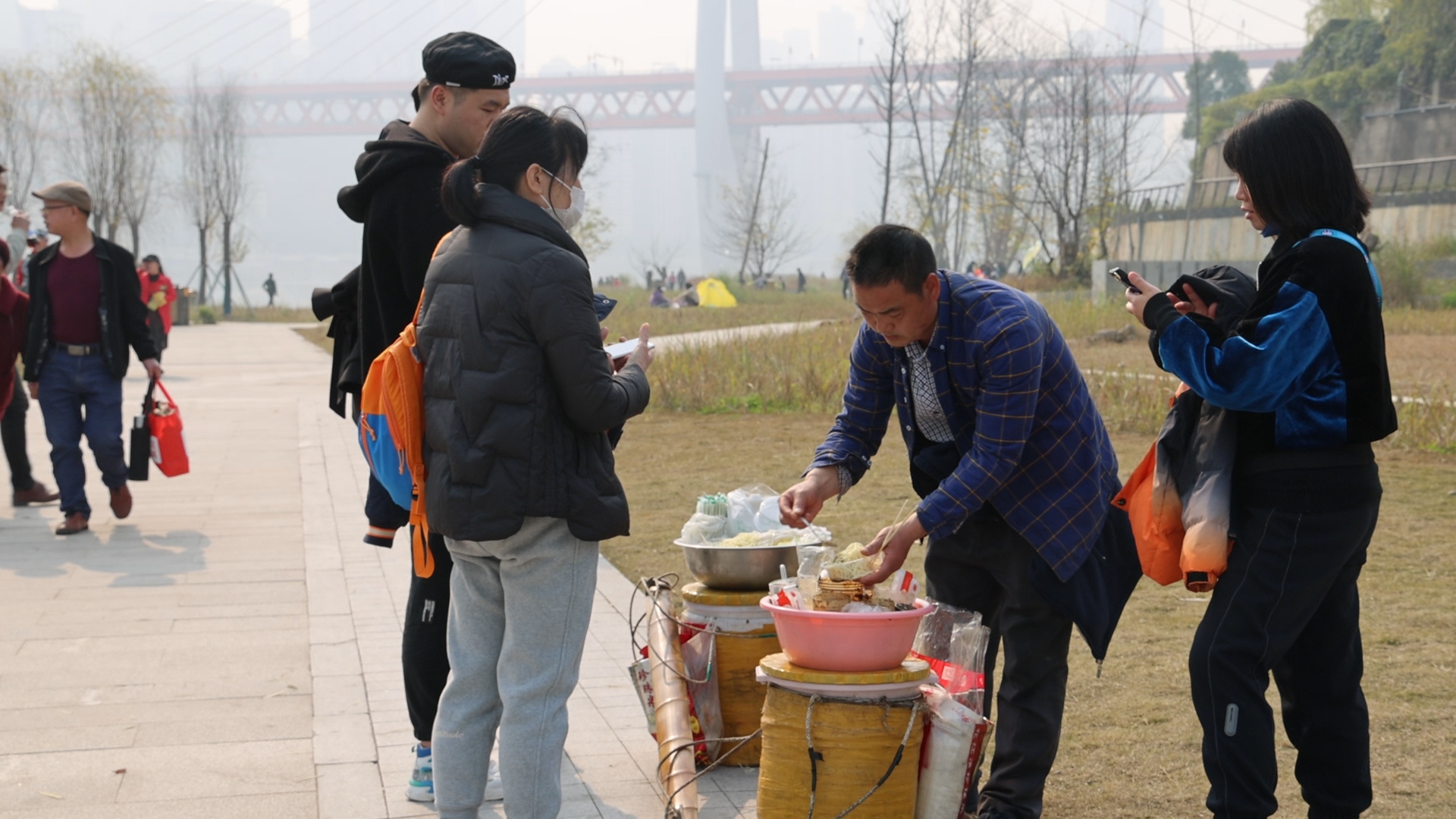 公园游客正在购买凉面。汪晶晶