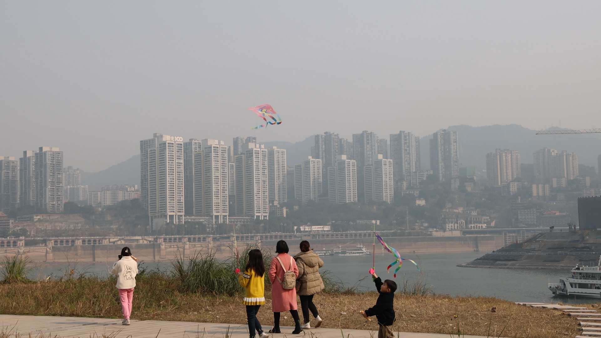 小朋友在江滩公园放风筝。汪晶晶摄