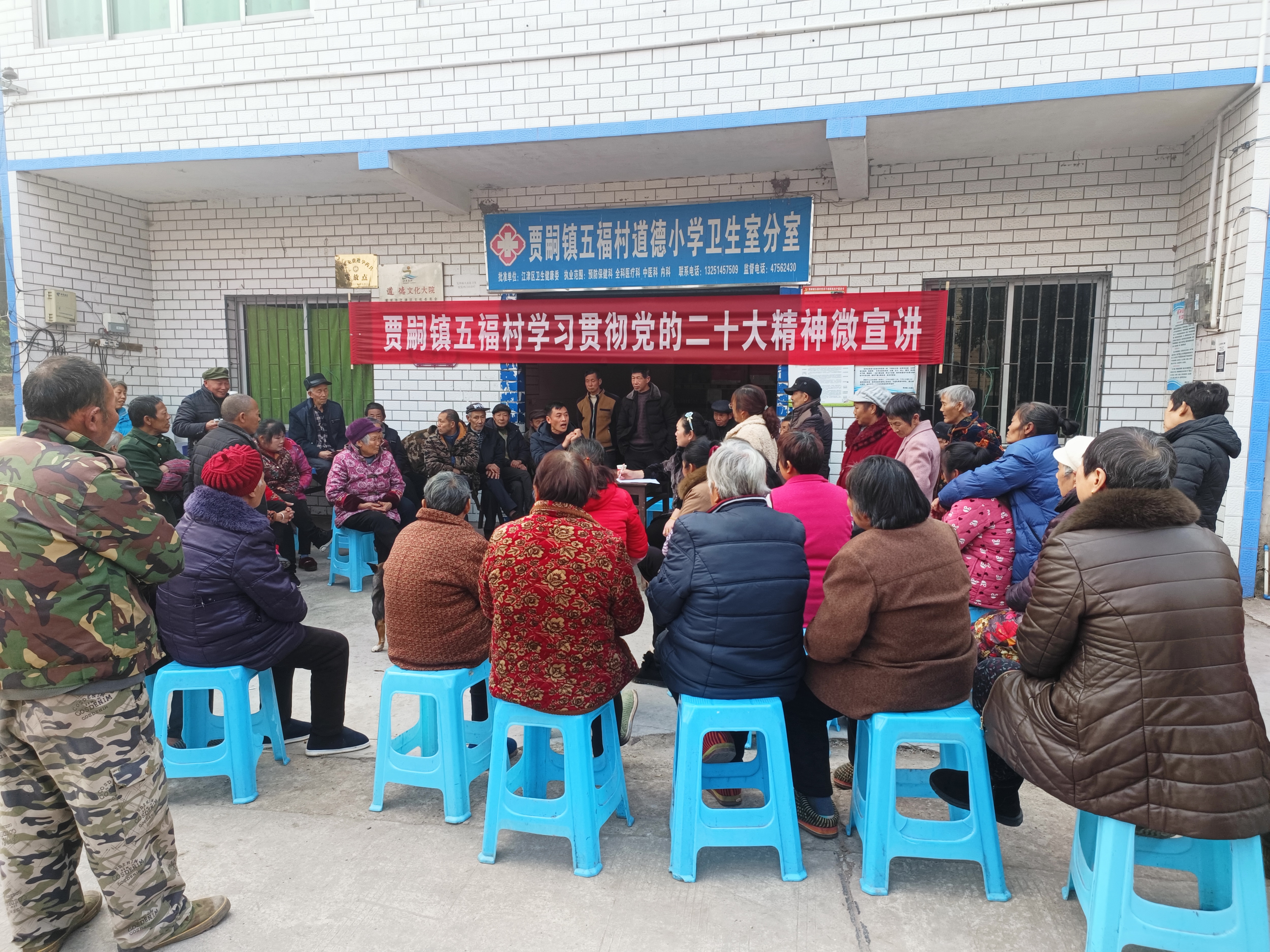 在贾嗣镇五福村果桑基地，宣讲员与群众一起探索果桑产业发展方向 - 副本.jpg