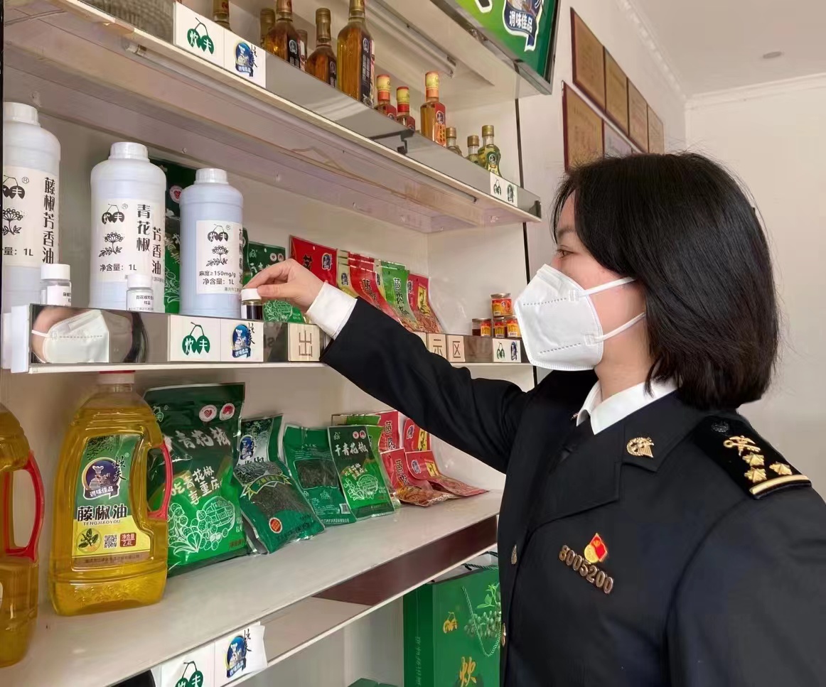 关员了解花椒企业新型产品 渝关摄.jpg