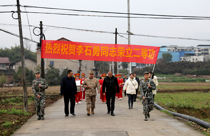 区领导为荣立二等功现役军人家庭送喜报 (1).jpg