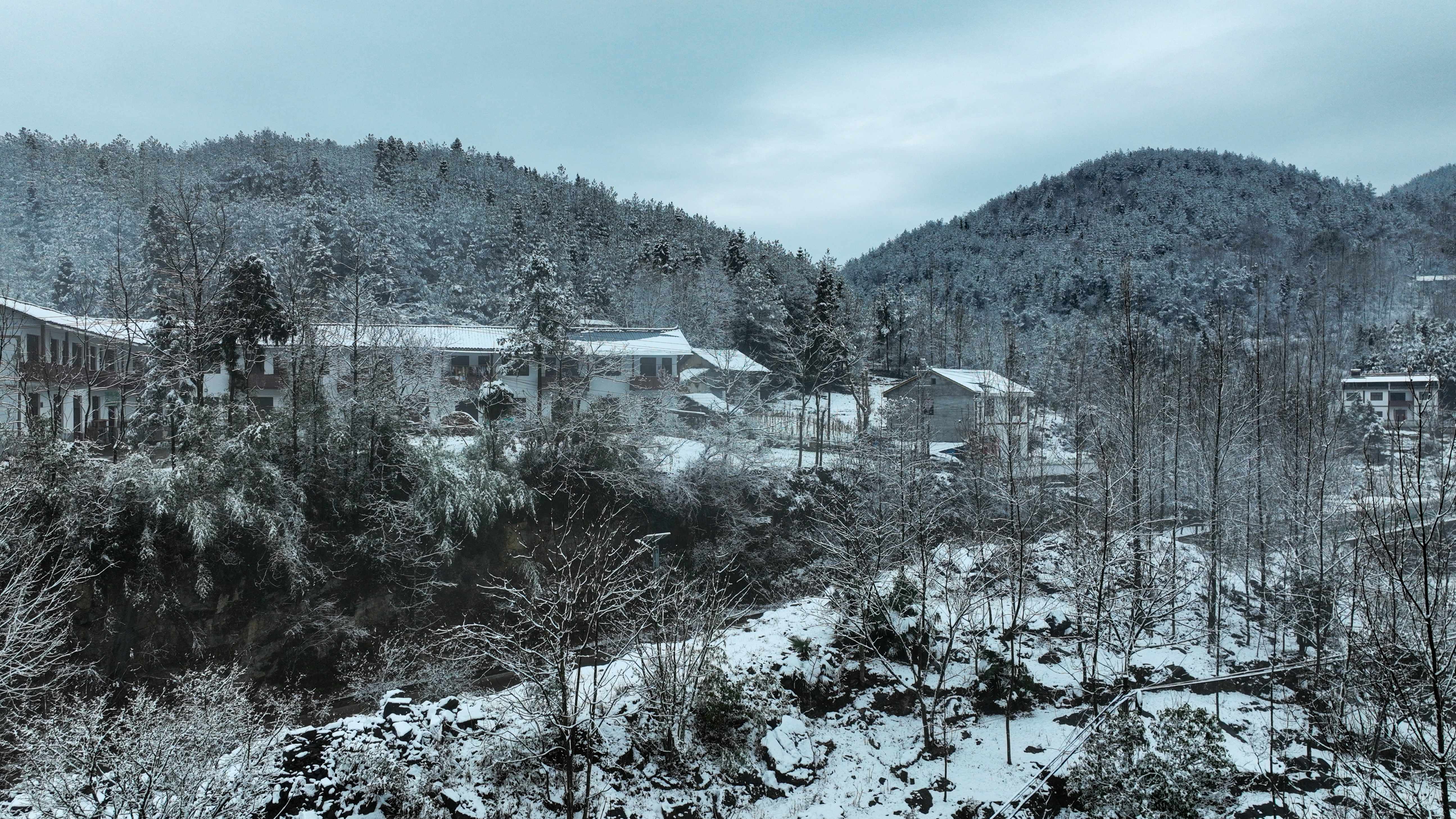 白雪把村庄装饰得更加美丽。（摄影：谭启云）