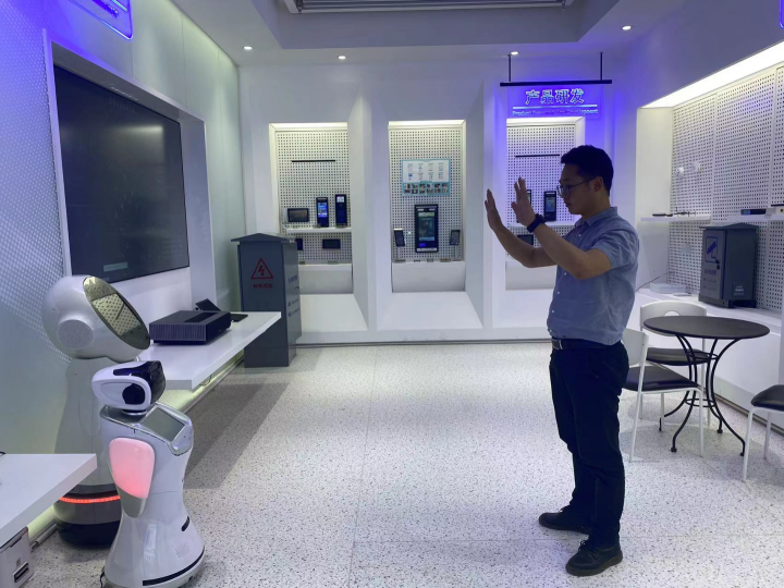 四通都成公司展厅内，工作人员正在与该公司研发的养老服务机器人互动。廖婉廷摄.jpg