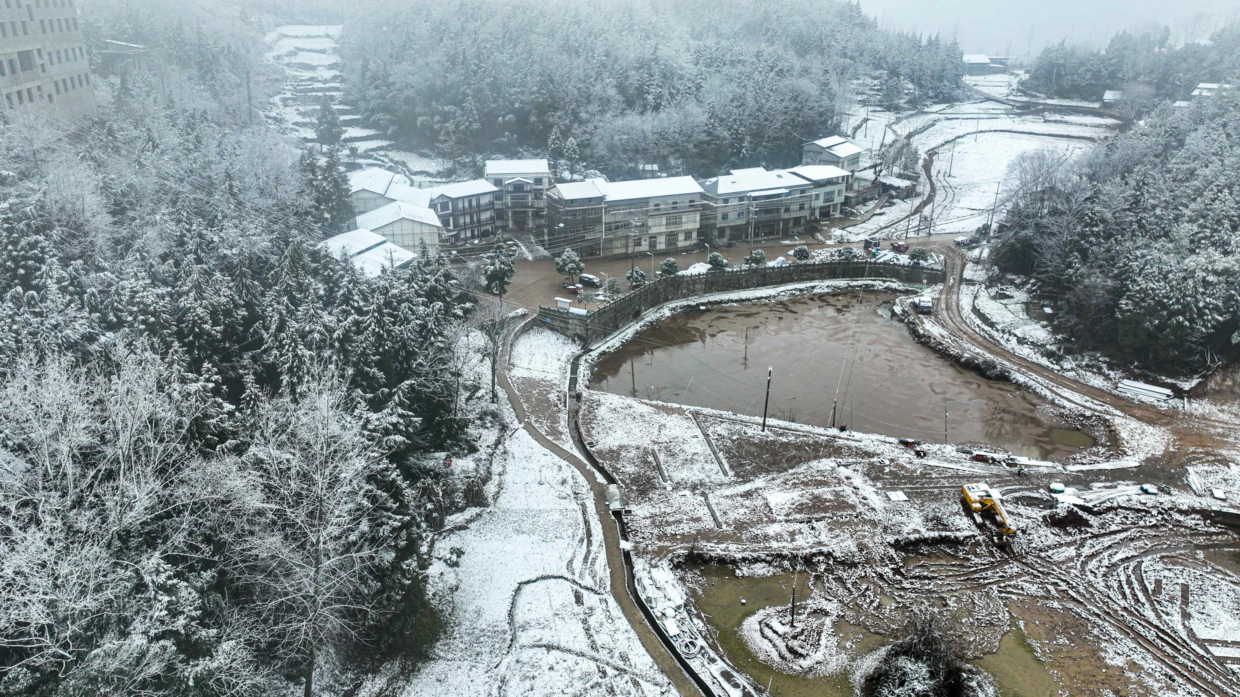 村庄被白雪装扮得分外妖娆（摄影：谭启云）