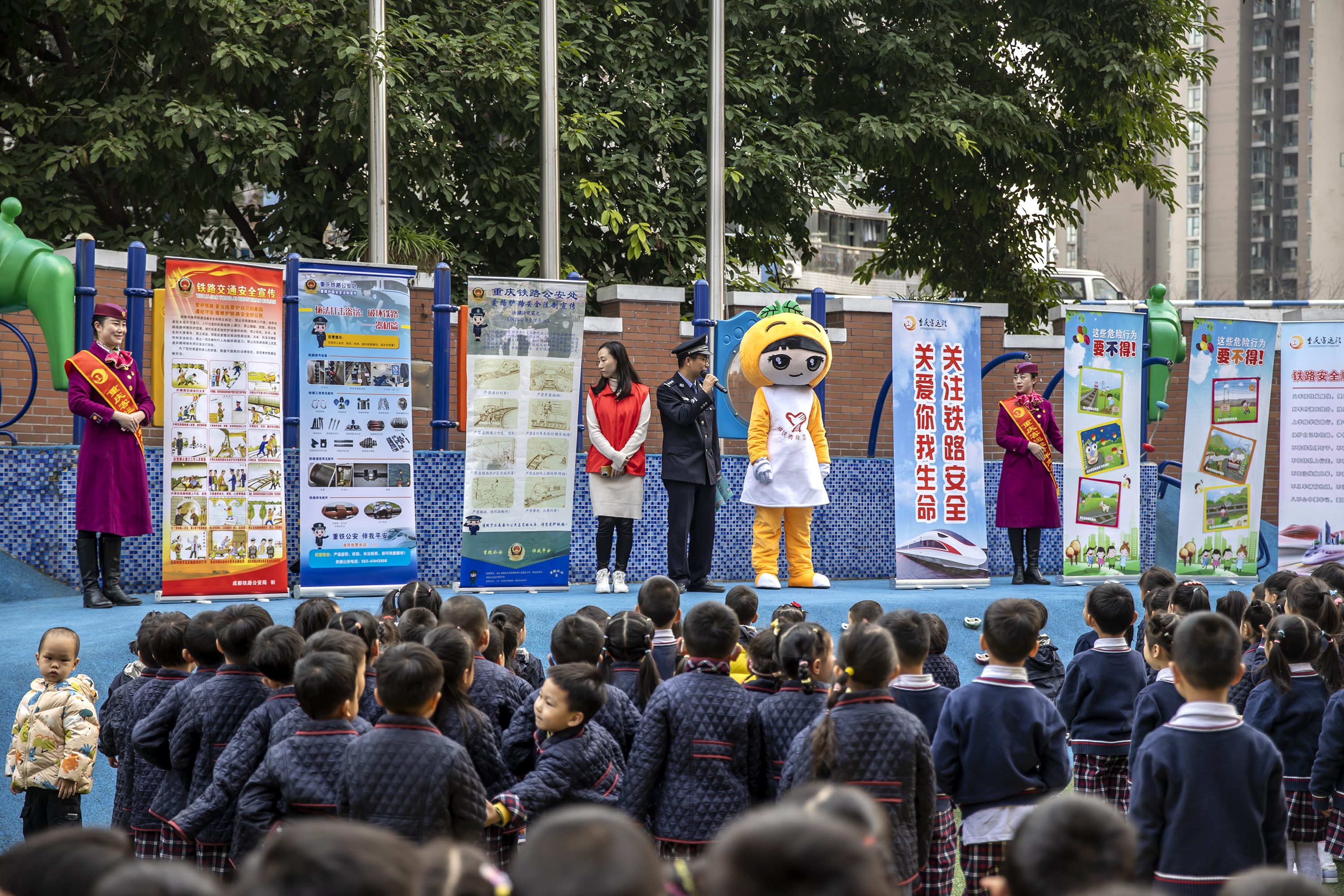 2月27日，在重庆市沙坪坝区实验幼儿园，青年志愿者们利用幼儿园国旗下讲话时间向孩子们宣讲铁路安全知识。.jpg