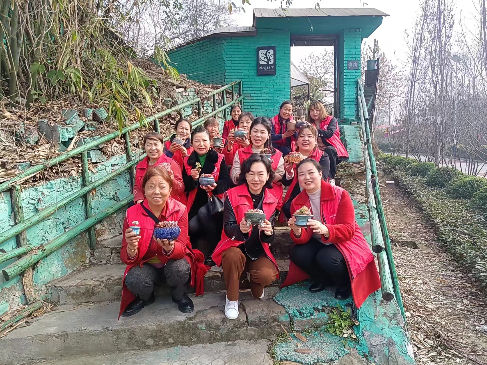 萱花村为推动党的二十大精神深入人心，引领广大妇女坚定不移听党话，跟党走，积极投身村各项事业发展，萱花村组织辖区妇女开展学习二十大&middot;巾帼大宣讲活动，妇联主席彭密同志宣讲二十大精神，村书记敖春同志副书记唐龙同志送上节日祝福。会后组织辖区妇女开展多肉DIY活动，并走访慰问辖区困难妇女送去节日的慰问与祝福。 (7).jpg