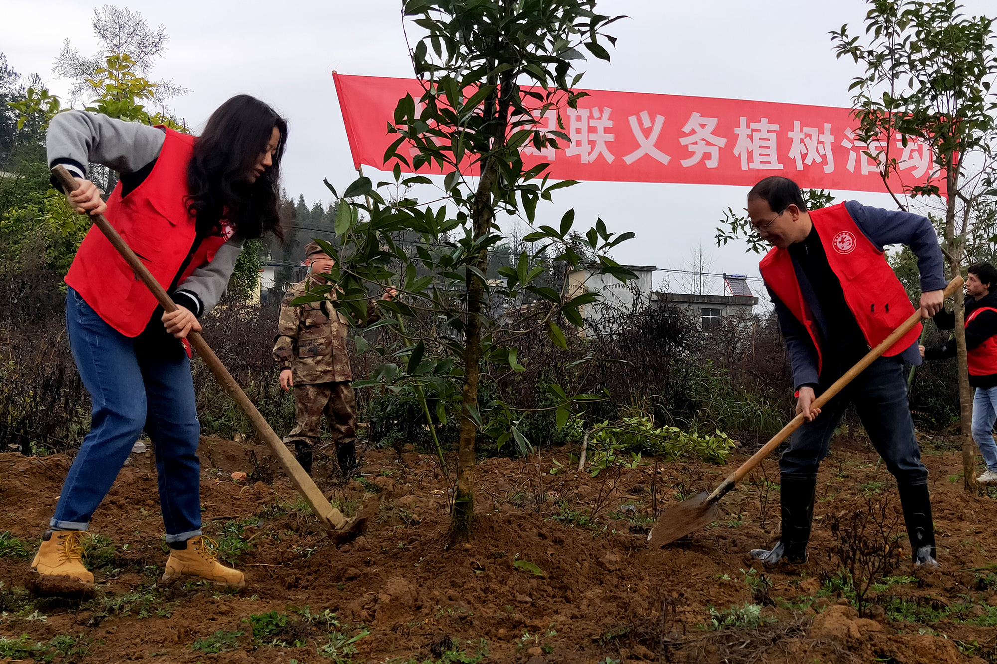 水田乡开展义务植树活动（段利明） (1).jpg