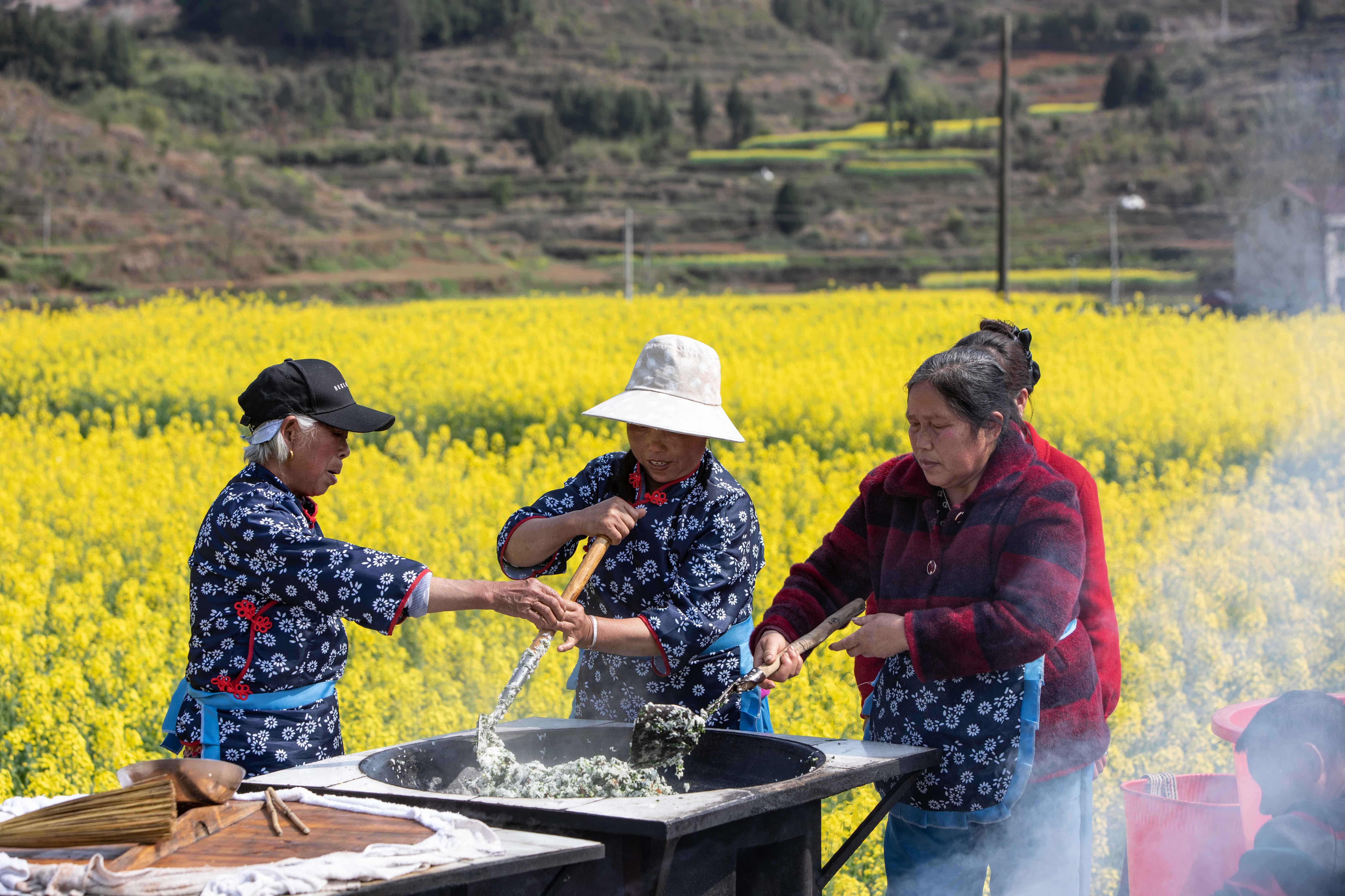 村民在炒制当地美食“社饭”。胡程 摄