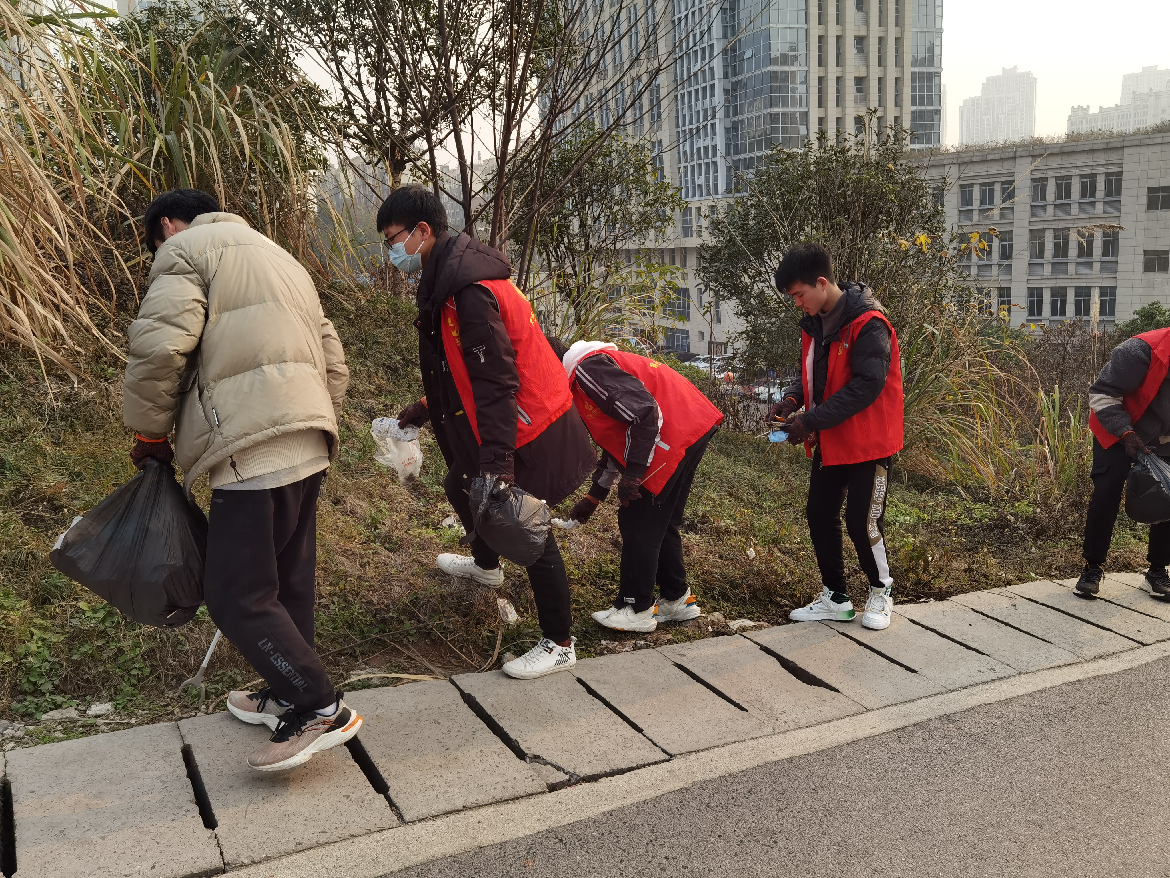 &ldquo;垃圾清捡 美丽家园&rdquo;文明实践活动照片 (1).jpg