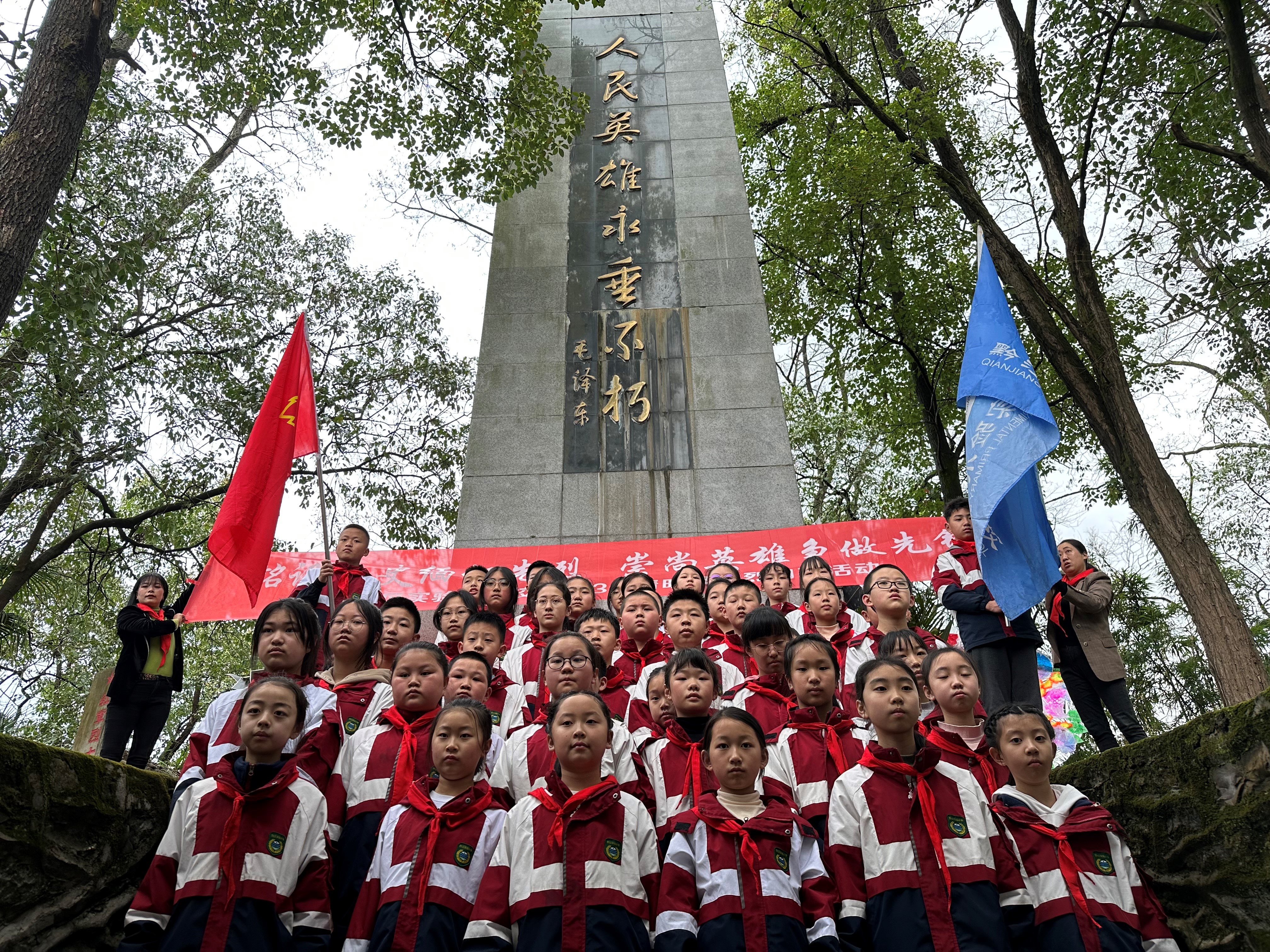 08祭扫烈士陵园活动图片3.jpg