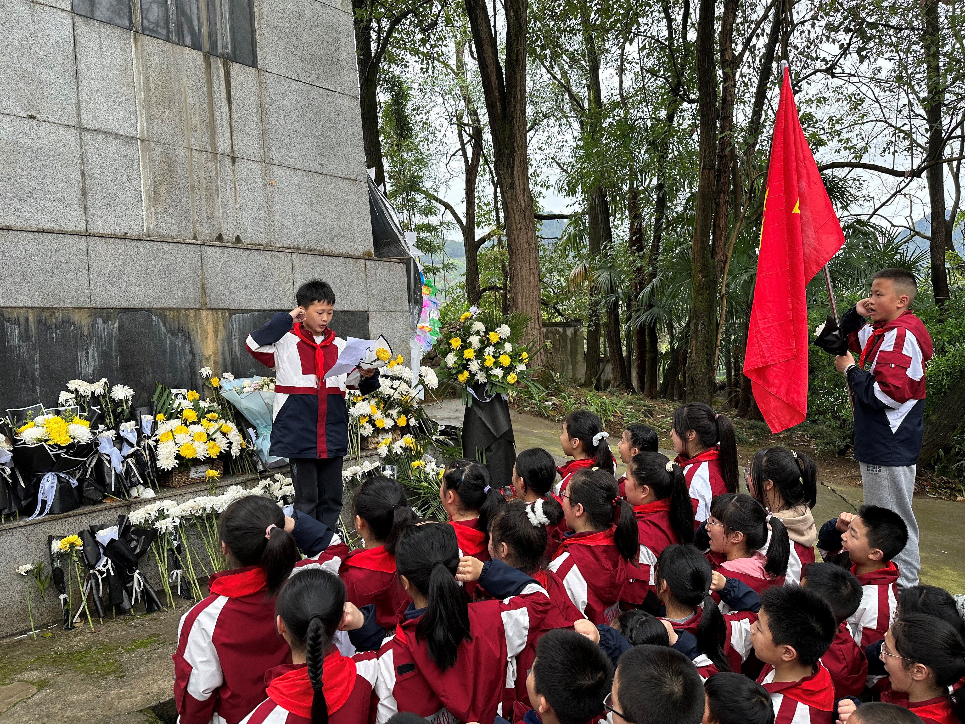 07祭扫烈士陵园活动图片2.jpg