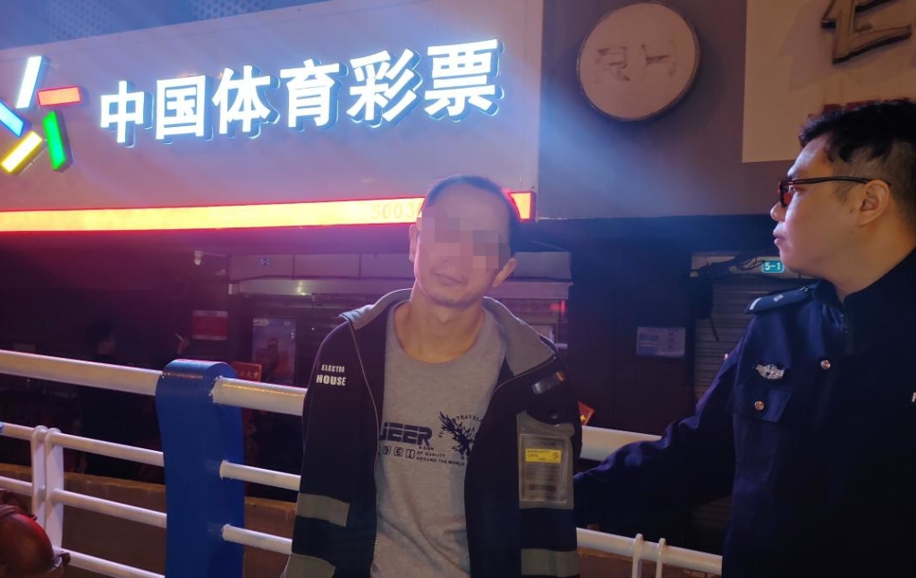 4刘某指认盗窃地点。重庆沙坪坝警方供图