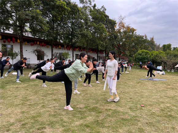 瑜伽爱好者在清栖谷练习瑜伽。记者 肖雨 摄