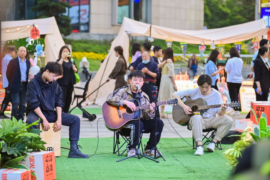 市集每天还邀请自由音乐人现场路演，并不定期组织摇摆派对和全民K歌活动。主办方供图