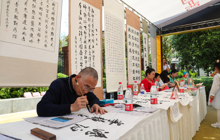 第十一届重庆市“爱在公租房”社区邻里节在沙坪坝区开幕