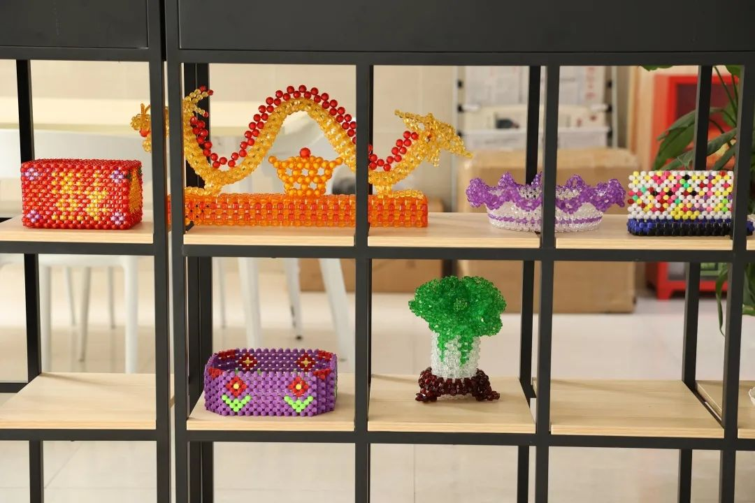 天龙路社区展示李红梅的部分作品。（李晨 摄）