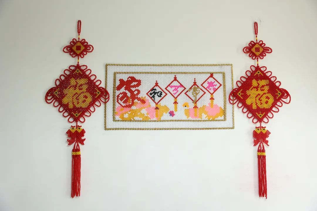 李红梅制作的中国结与装饰画。（李晨 摄）