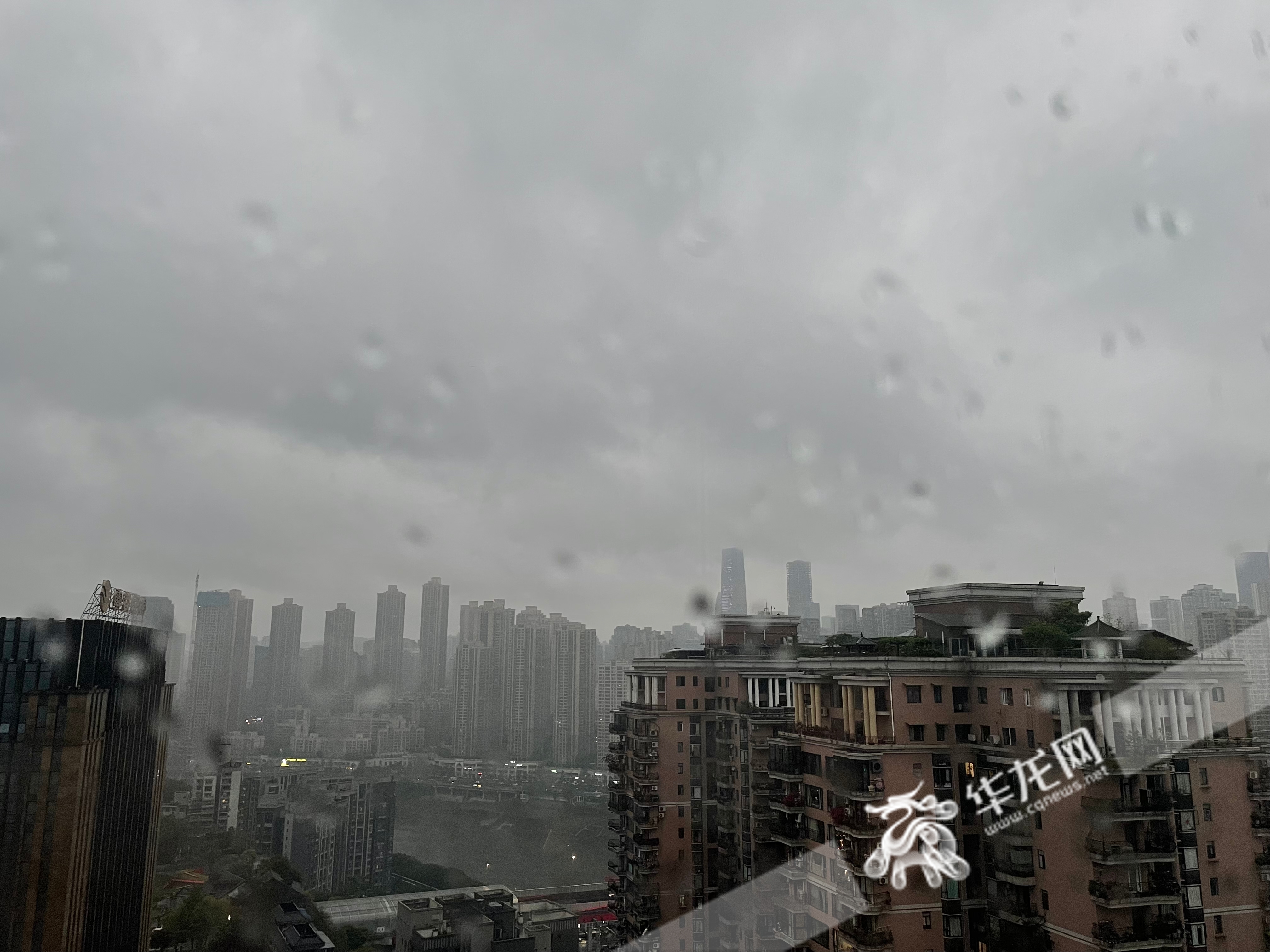 4月18日早，中心城区乌云密布，雨水不断。华龙网-新重庆客户端首席记者 李裕琨 摄