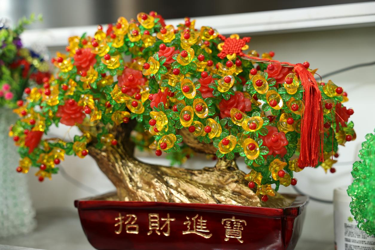 李红梅做的“招财进宝”。（李晨 摄）