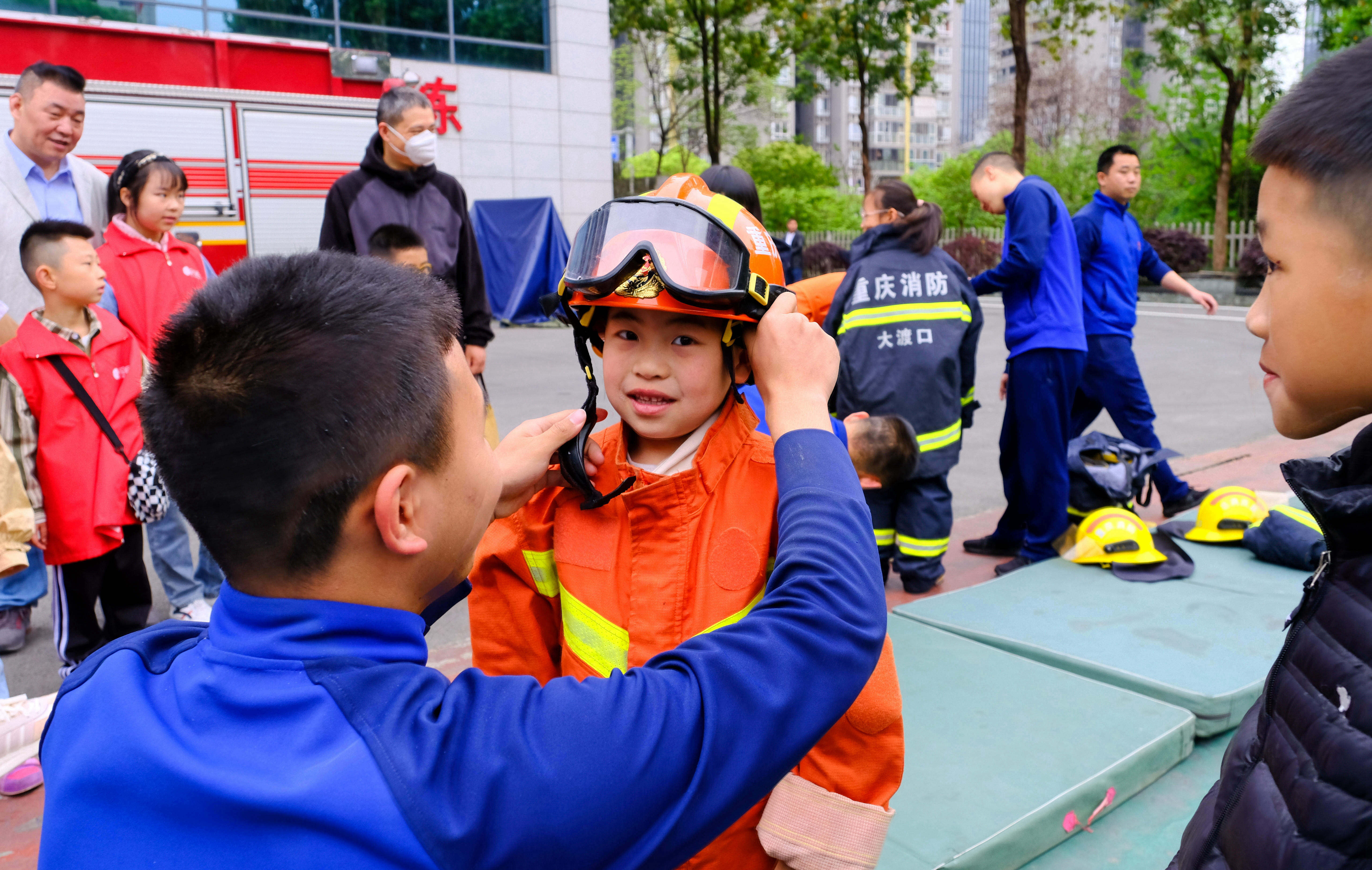 小朋友们试穿消防服。（大渡口区消防救援支队供图）.jpg