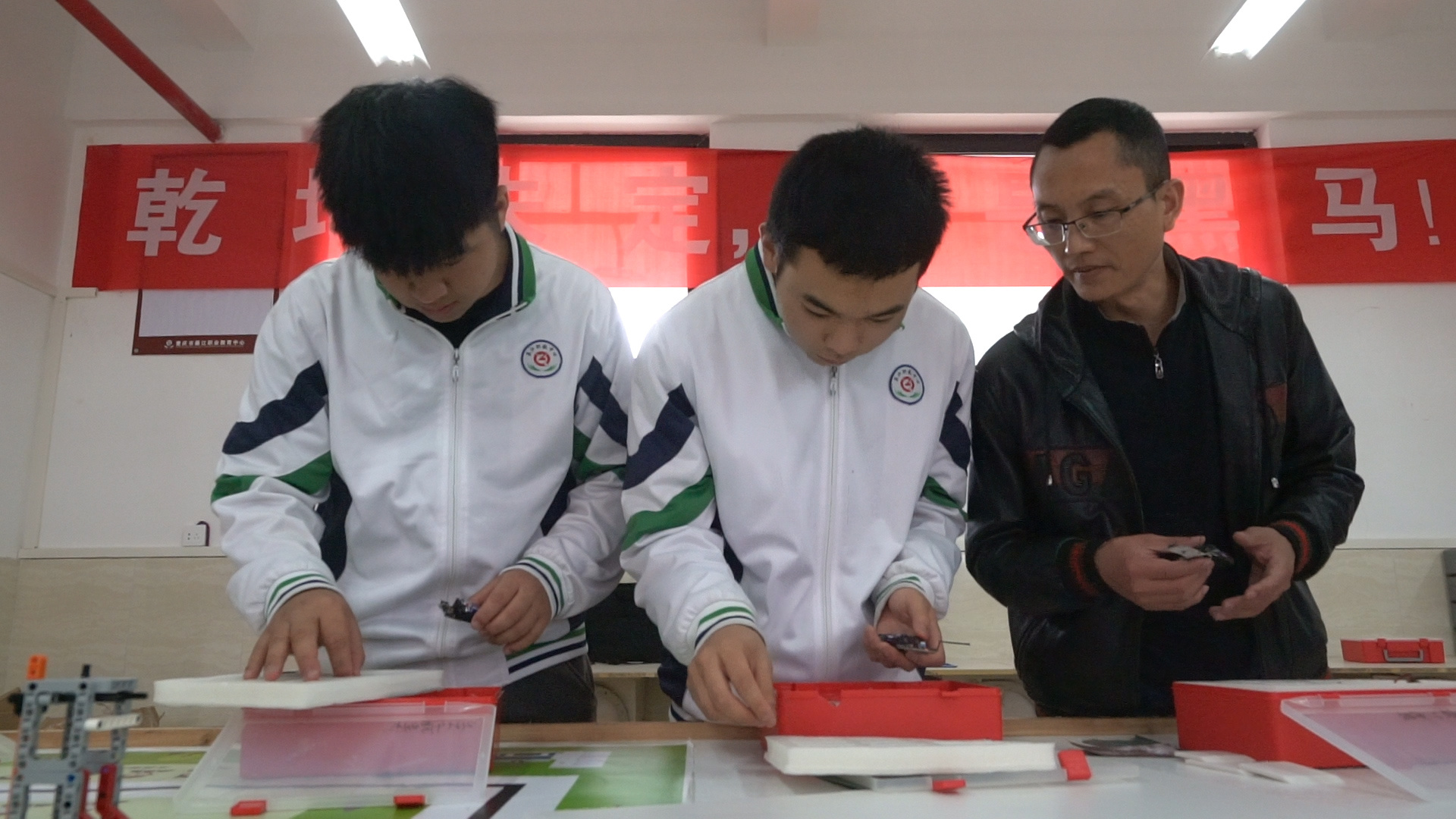 在綦江区职教中心，科技教师吴鸿杰正在指导学生学习。谢天骄 摄