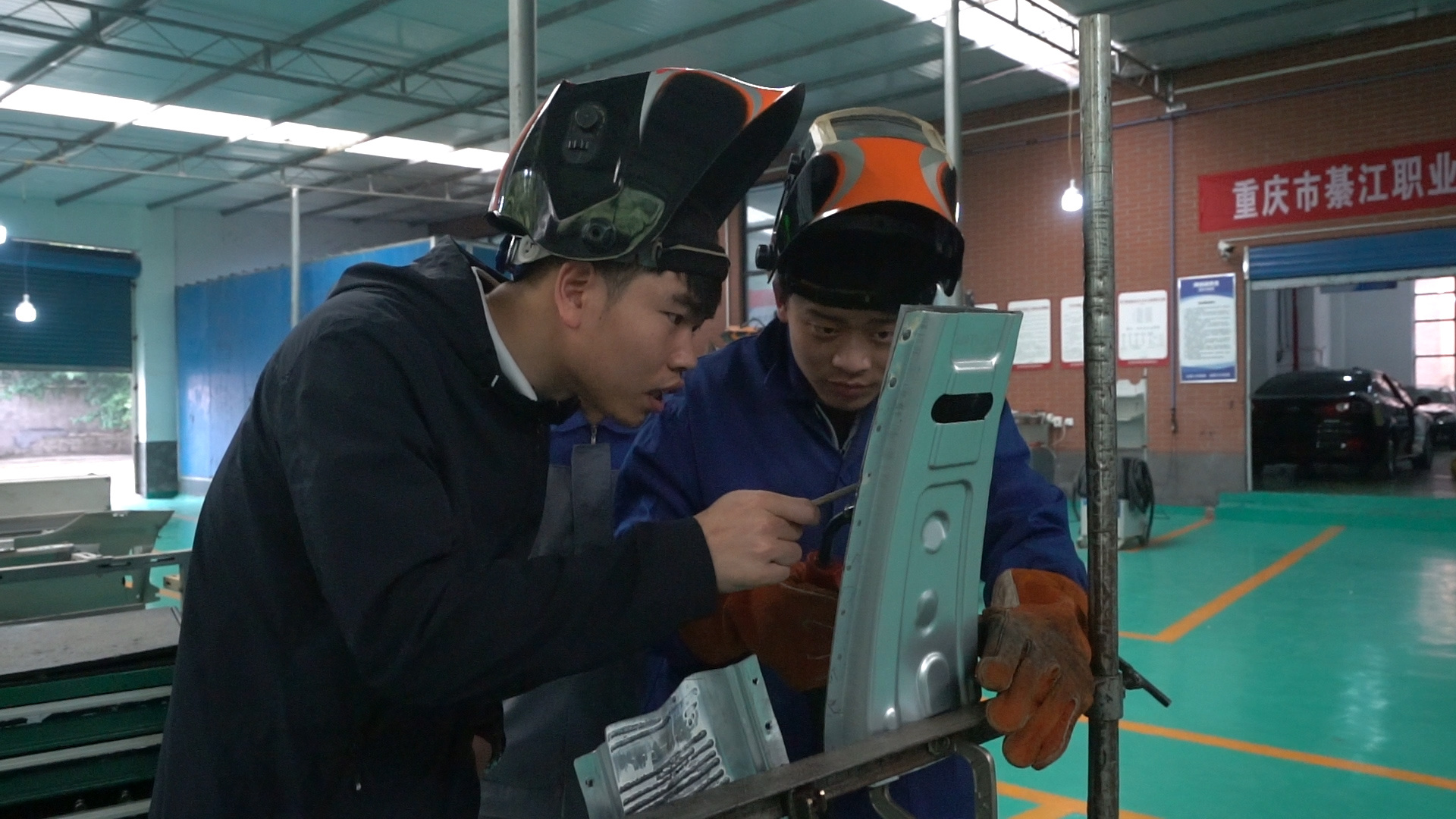 綦江区职教中心汽修教师周海涛正在对学生开展车身修复技术指导。谢天骄 摄