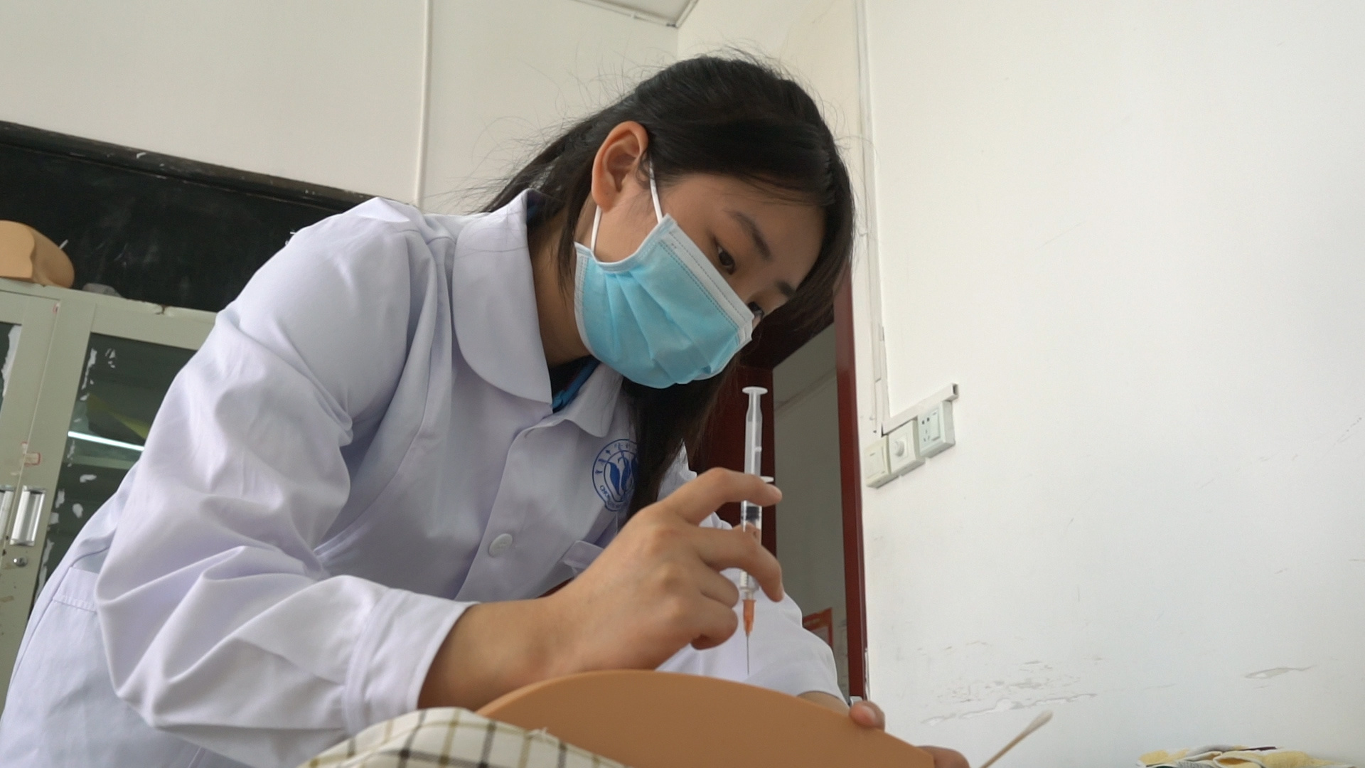 重庆市医科学校学生钟佾轩正在练习扎针。谢天骄 摄