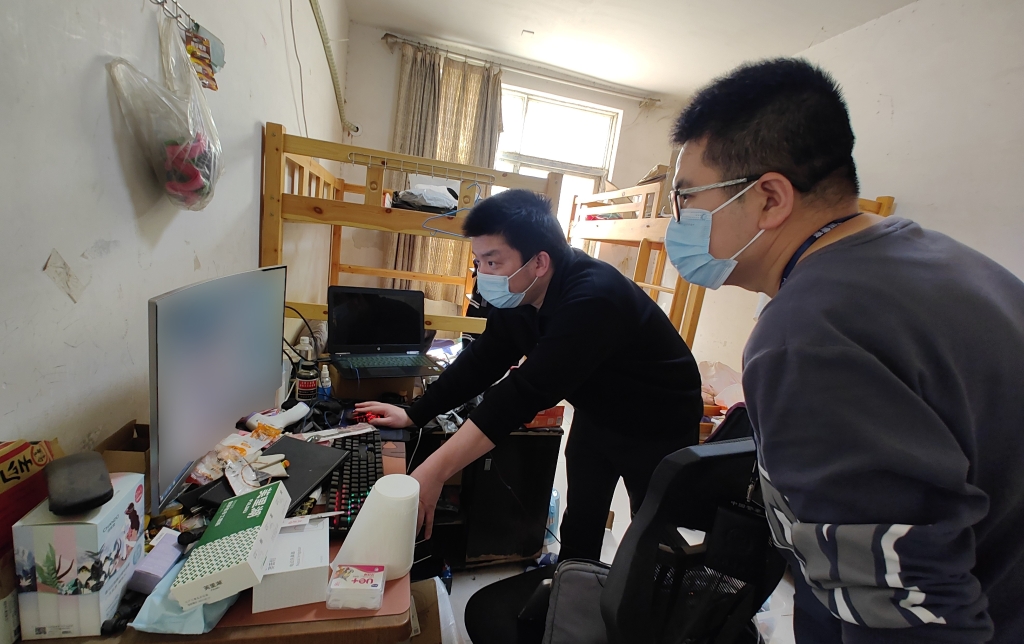 1办案民警调查制售假团伙销售账目。重庆九龙坡警方供图