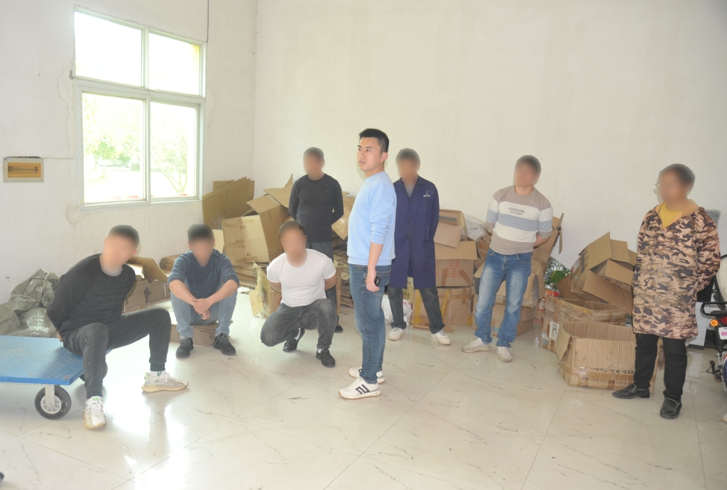 4警方在制售假窝点抓获多名嫌疑人。重庆九龙坡警方供图