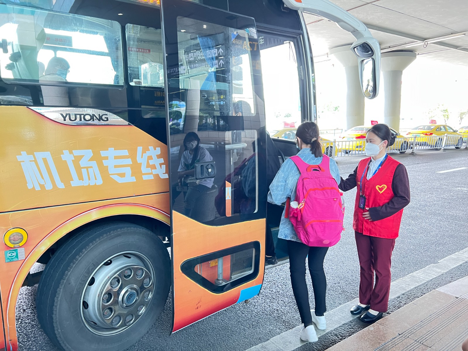 “五一”假期 “两江公交”志愿服务暖人心