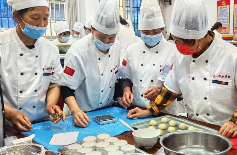 学员培训认真学习.jpg