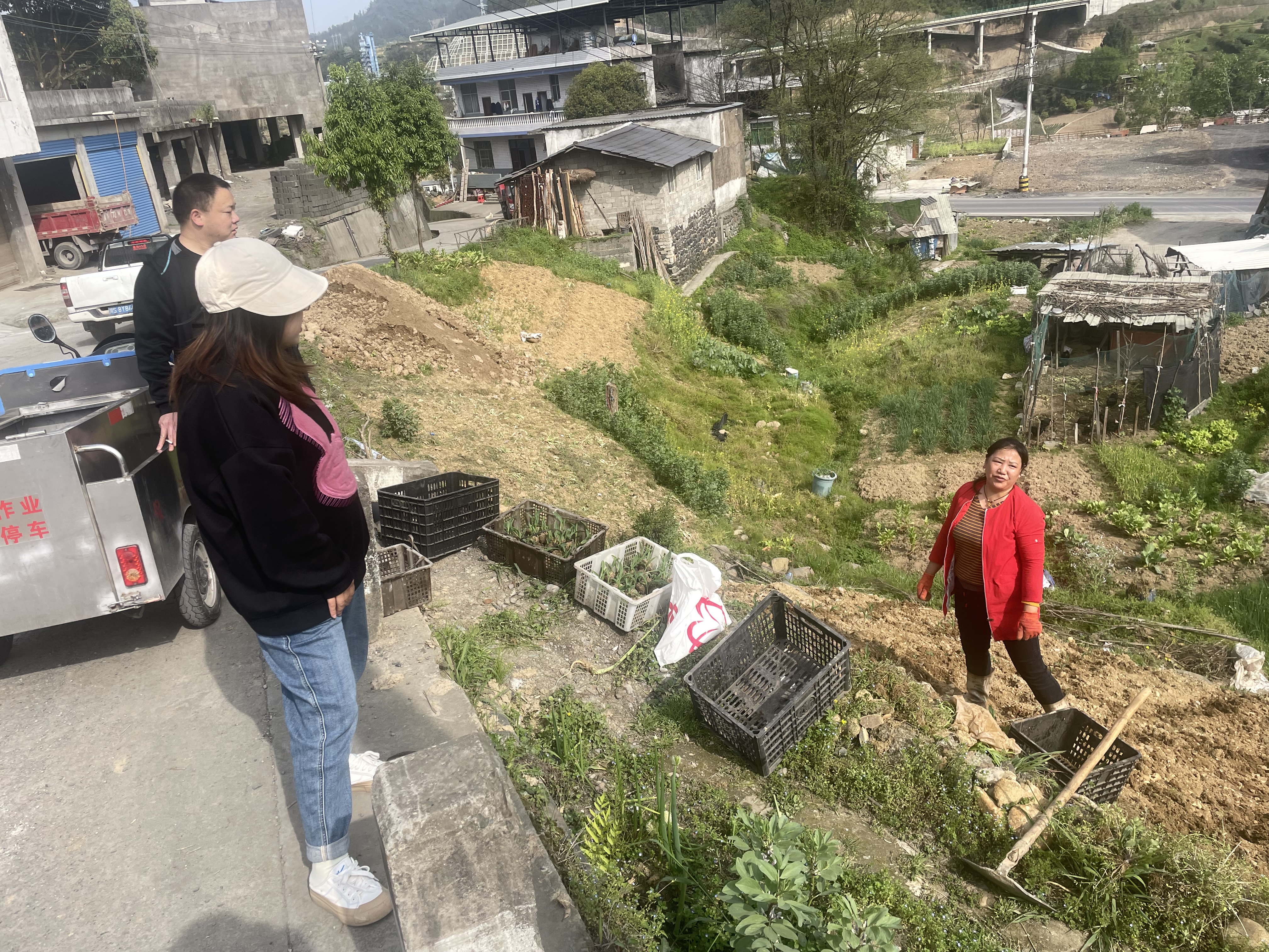 4.11组织创建文明城市指挥所成员及志愿者进行入户宣传环境卫生整治及产业到户政策.jpg