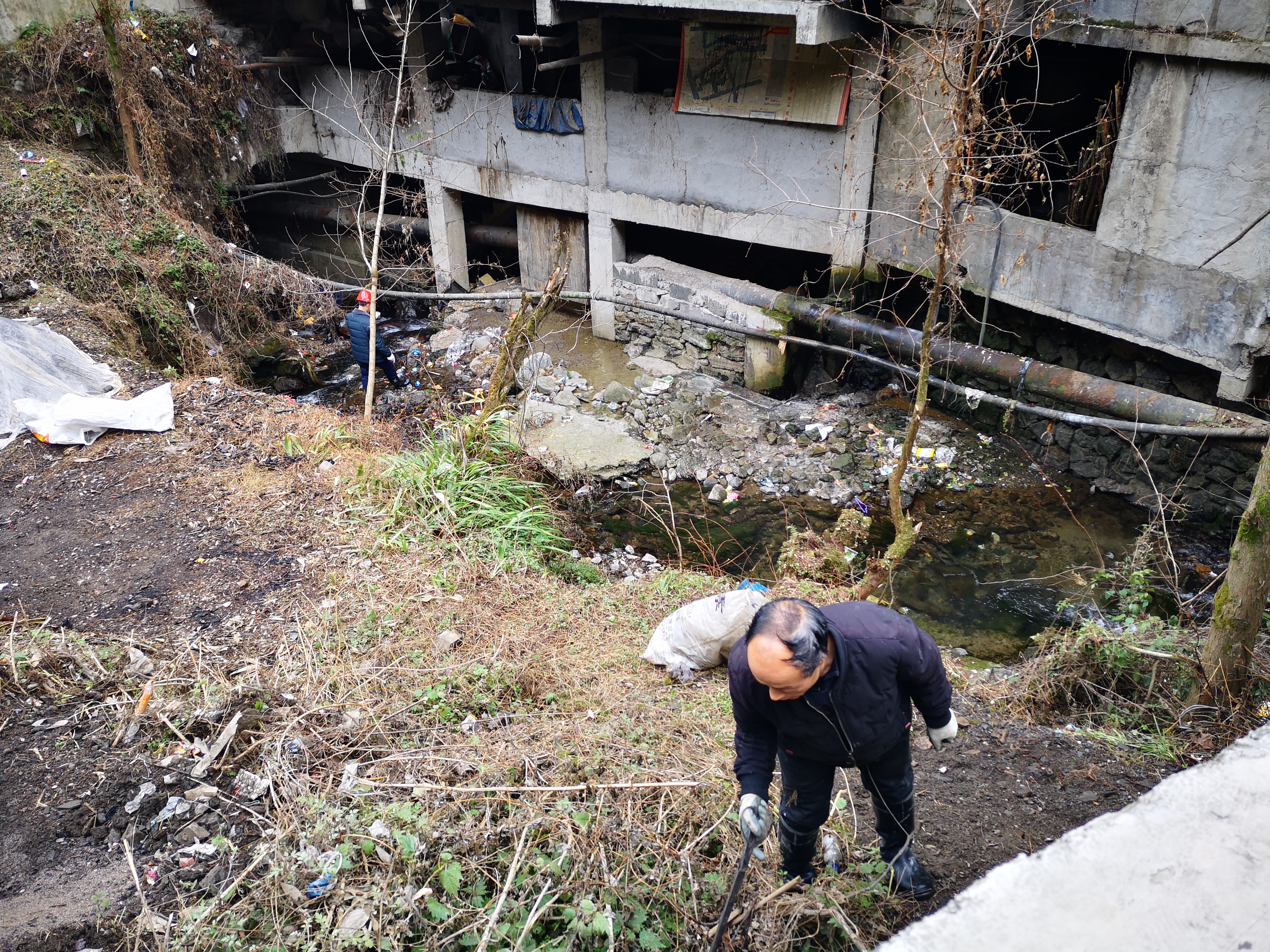 河道垃圾清理.jpg