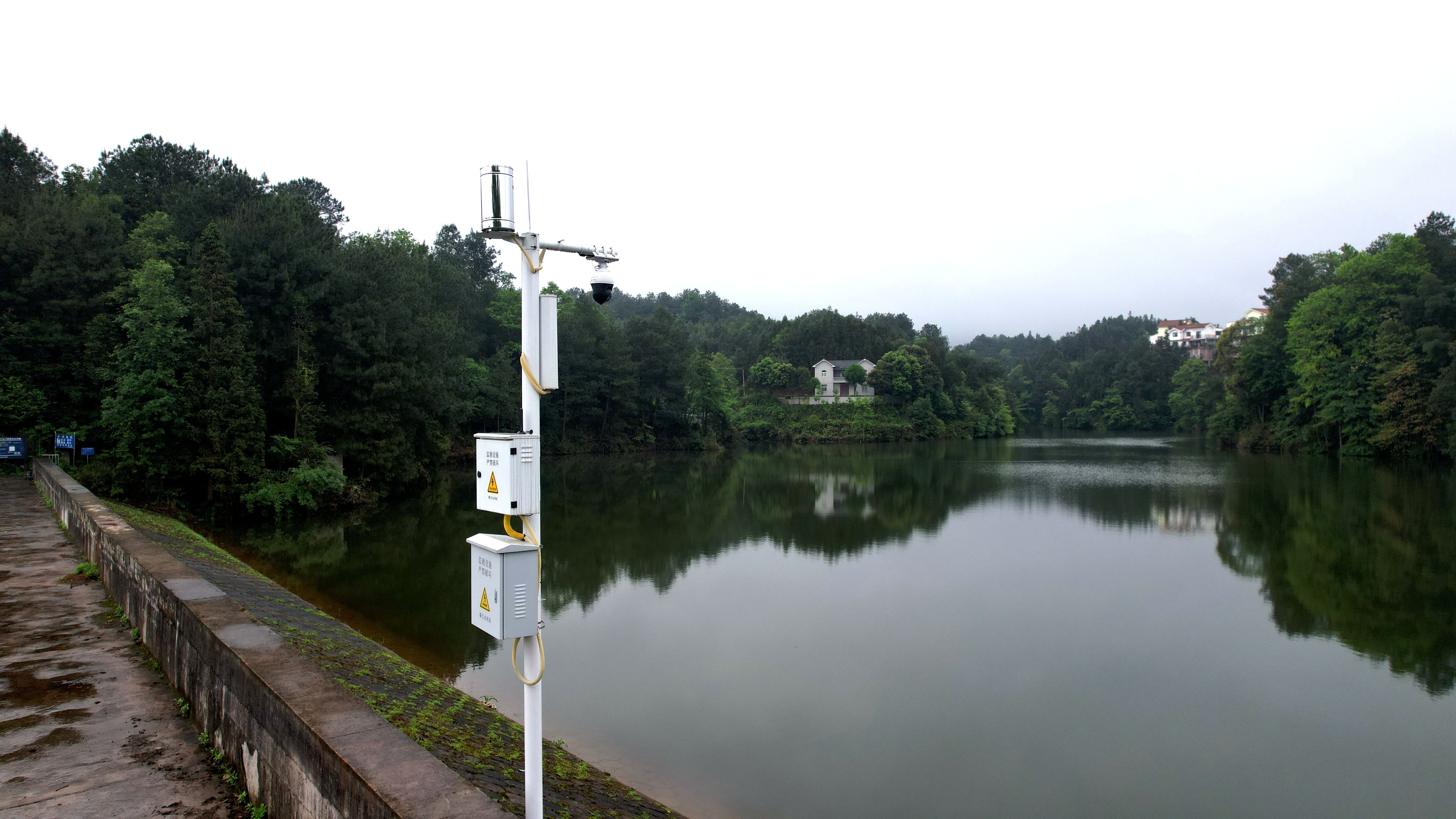 雨水情自動化測報系統(tǒng)24小時監(jiān)控雨情水情變化。（攝影：張靜）