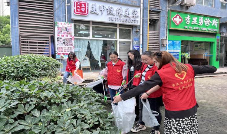 九龙坡区华岩镇：靓丽“红马甲”街头捡垃圾 青年志愿者助力垃圾分类