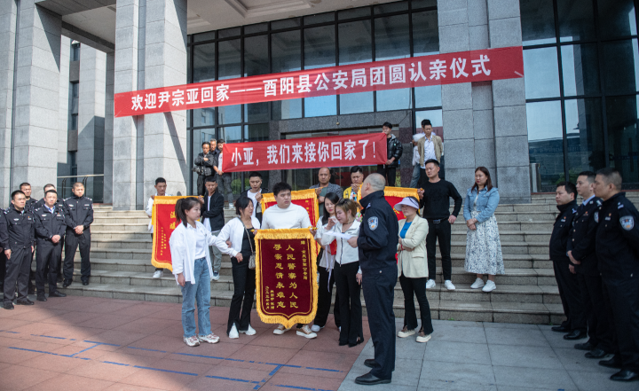 民警宣读鉴定结果（田维祎摄）.jpg