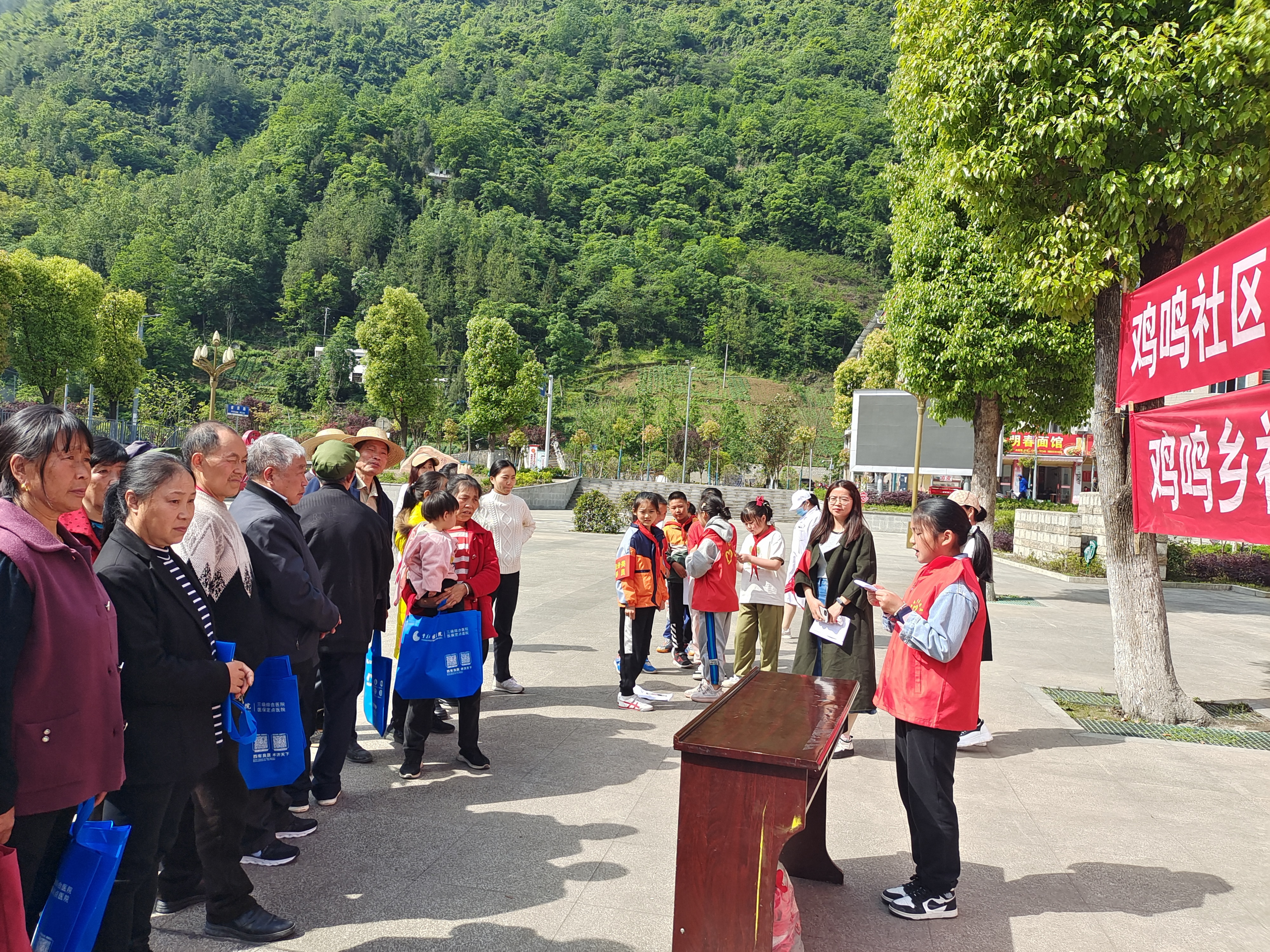 开展垃圾分类政策宣讲会，鸡鸣小学志愿服务学生担当小小宣讲员，为群众普及垃圾分类知识.jpg