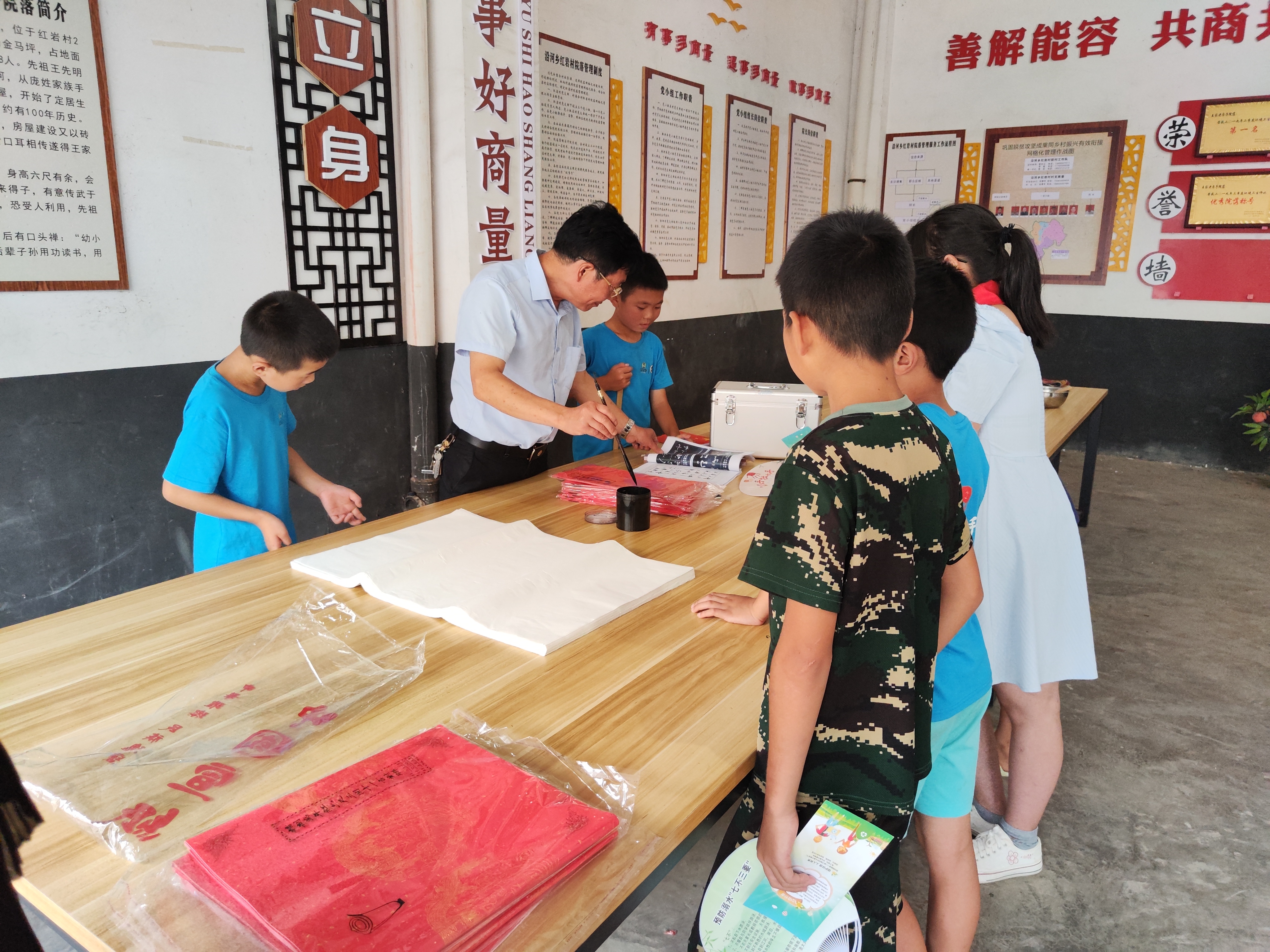 志愿服务：沿河小学老师带领小学生书写家风家训.jpg