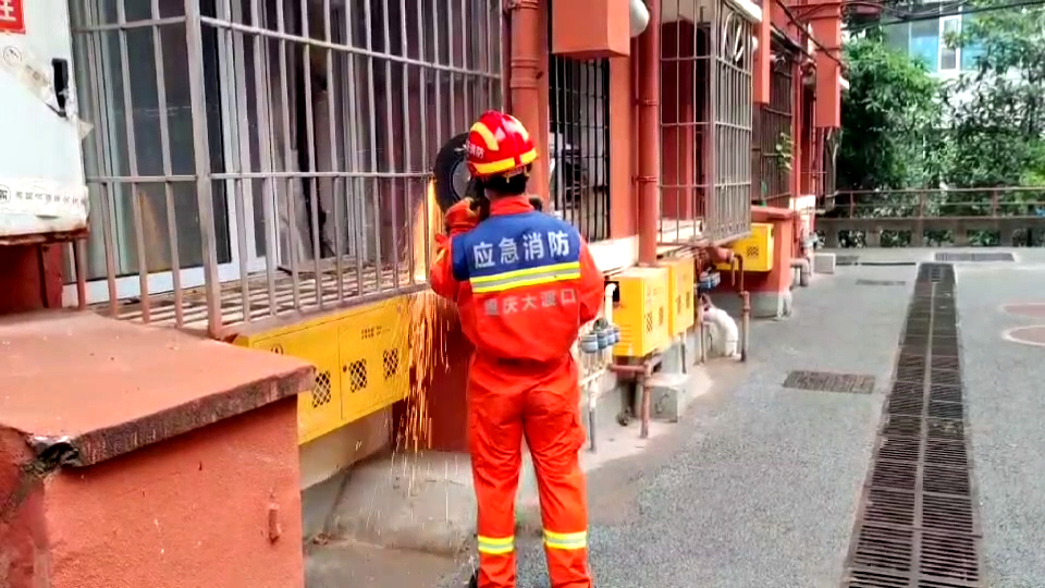 消防救援人员用切割机将防盗护栏切割开后进到屋内查看情况（大渡口区消防救援支队供图）_副本.jpg