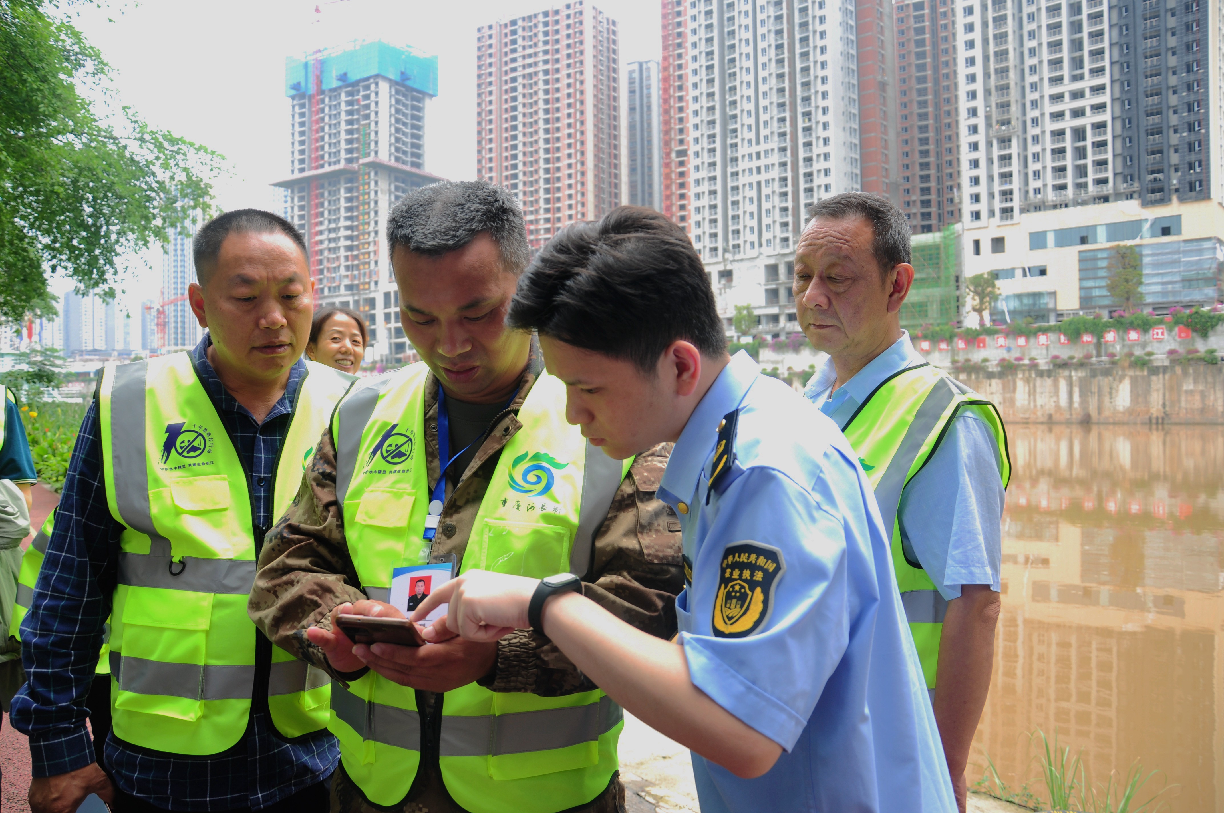 巡河護漁隊隊員熟練使用漁政視頻AI預警處置系統(tǒng)察看水域情況。（攝影：張靜）