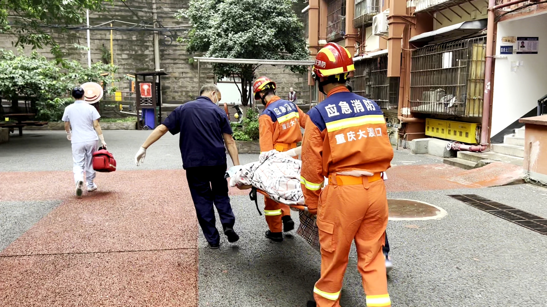 救援人员合力将老人抬上救护车送往附近医院进行进一步检查治疗（大渡口区消防救援支队供图）_副本.jpg